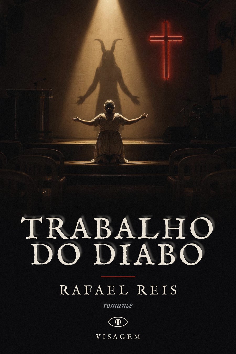 Capa de Trabalho do Diabo, romance de Rafael Reis: uma mulher ajoelhada num palco de igreja, de braços abertos, e na parede a sua sombra de pé, com chifres